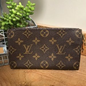 ⭐️💃🏼Louis Vuitton Authenticate Toiletry Pouch